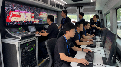 篮球赛事直播制作团队在转播车内实时监控多路信号